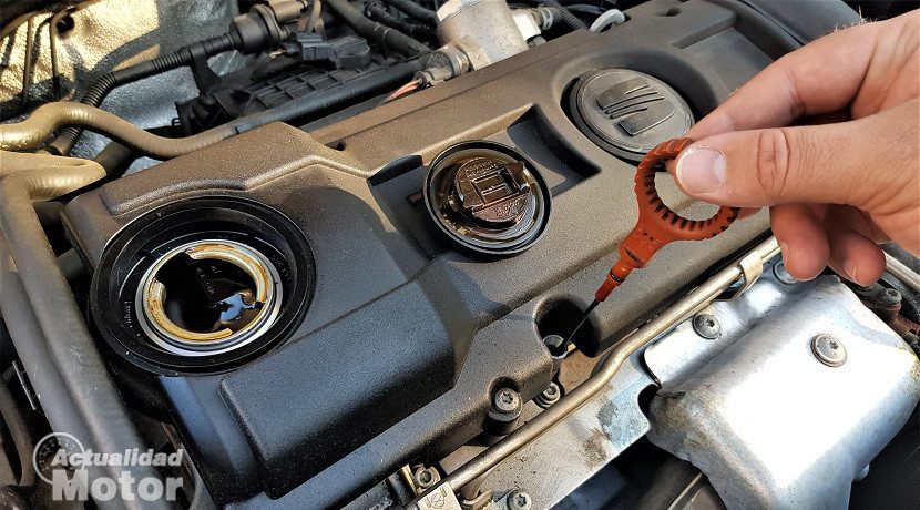 Remove the plug and the rod so that the engine oil comes out